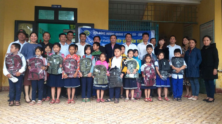 Hội đồng hương Quảng Trị tại Đạ Tẻh tặng 2.000 phần quà cho học sinh vùng lũ miền Trung